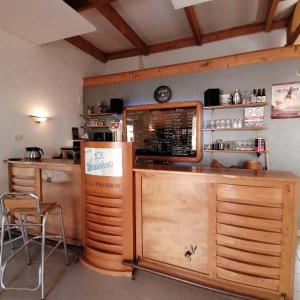 Bar convivial avec comptoir et tabourets