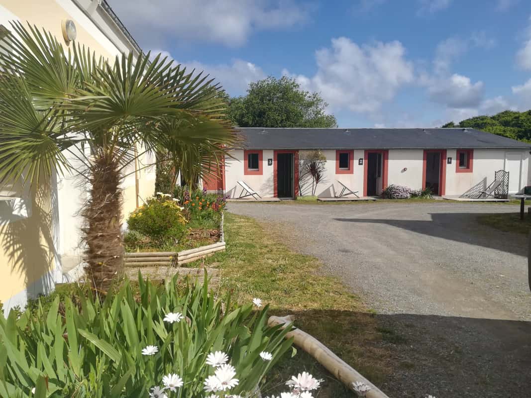Vue extérieure du Relais Côtier, montrant la façade principale du bâtiment avec sa terrasse et son jardin