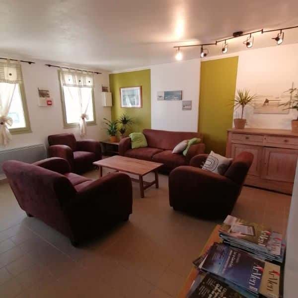 Salon confortable du Relais Côtier avec canapés et fauteuils