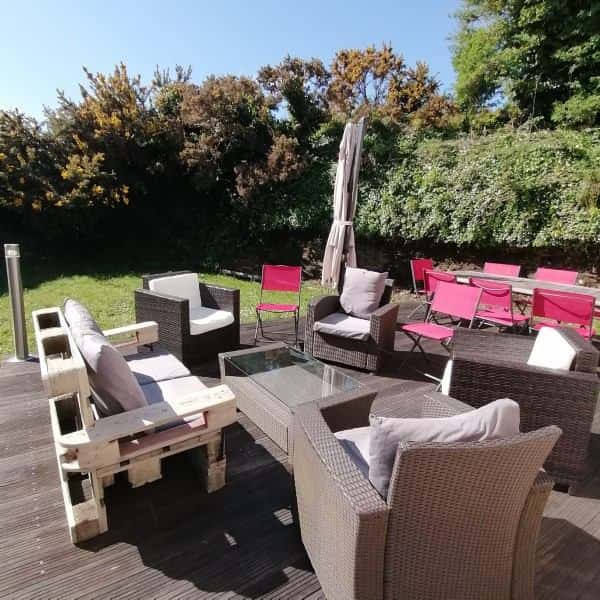 Terrasse ensoleillée du Relais Côtier avec tables et chaises