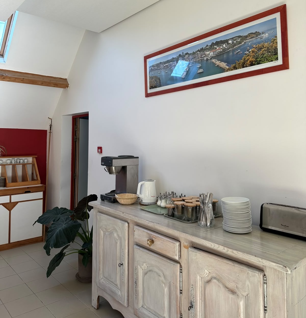 Buffet et plan de travail de la cuisine commune du Relais Côtier, à disposition des voyageurs