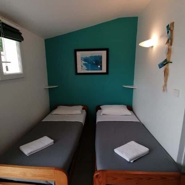 Chambre avec lit bleu et décoration marine