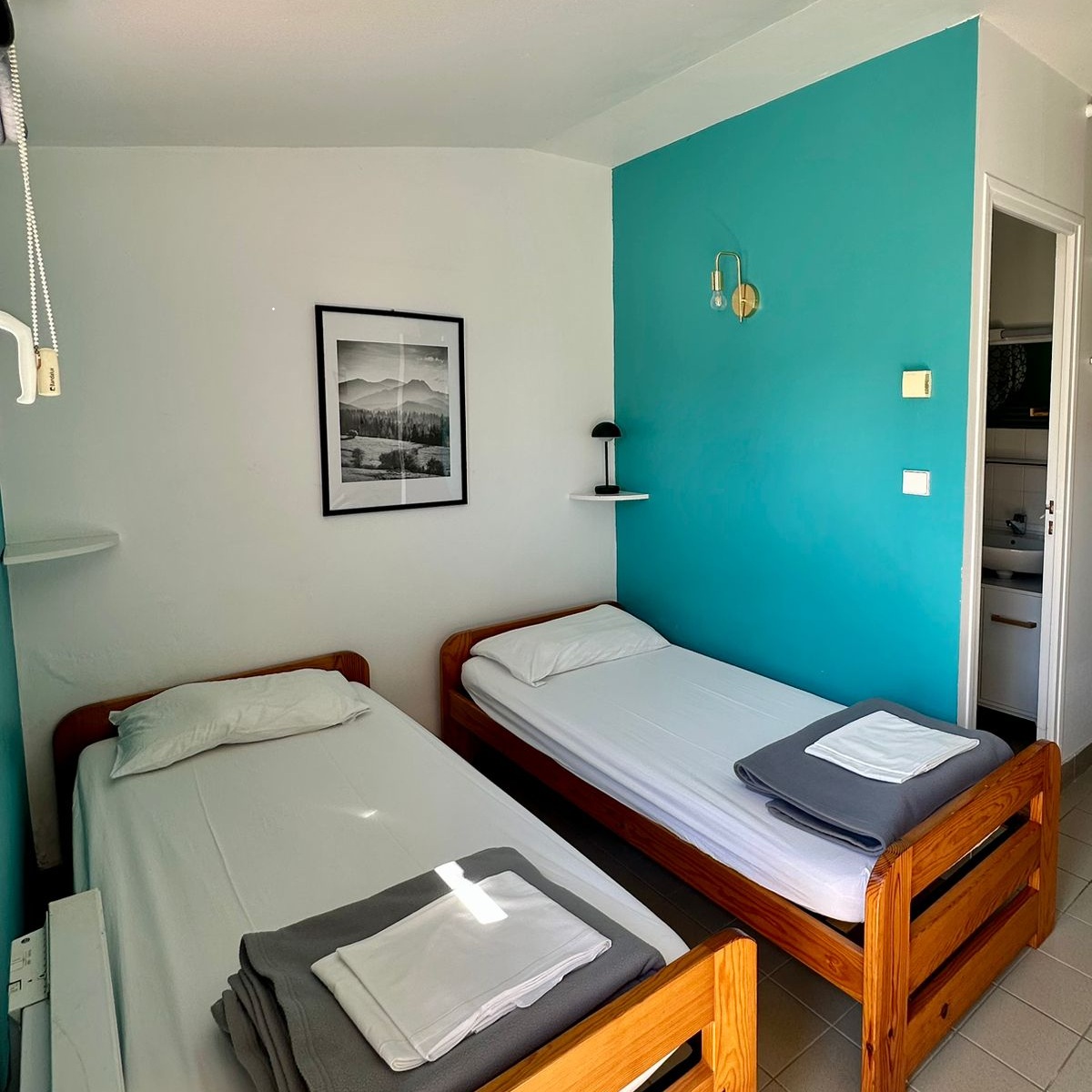 Chambre avec lit bleu et décoration marine