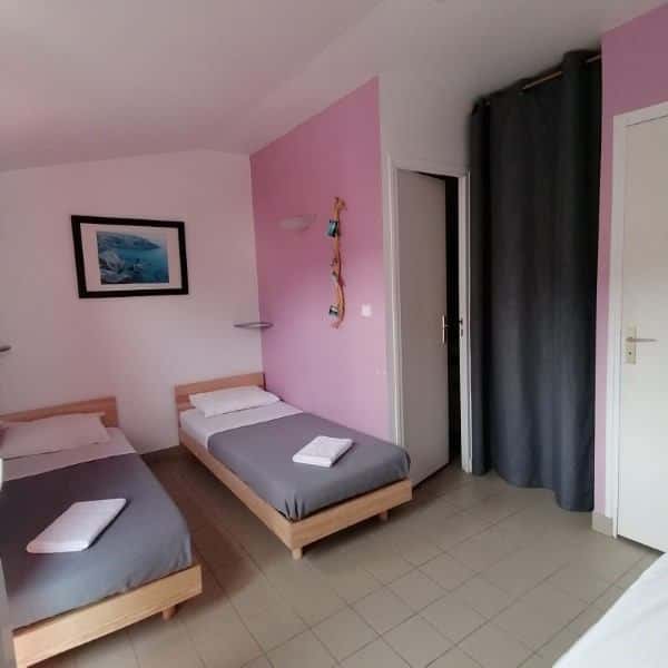 Chambre avec lit rose et ambiance chaleureuse