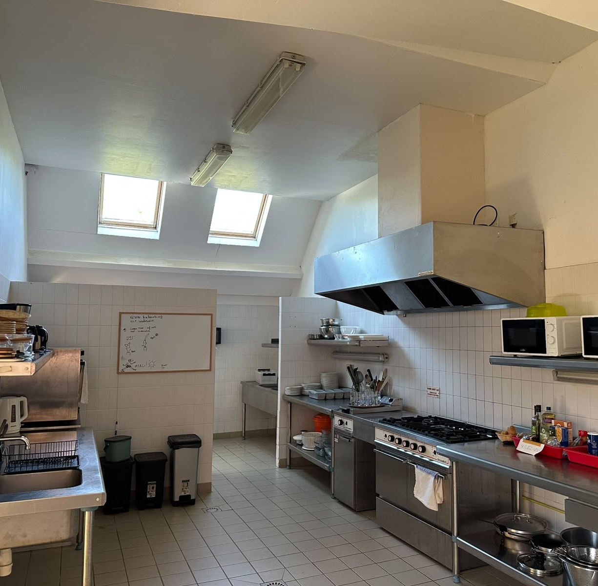 Cuisine commune du Relais Côtier avec four, plaques de cuisson et ustensiles partagés