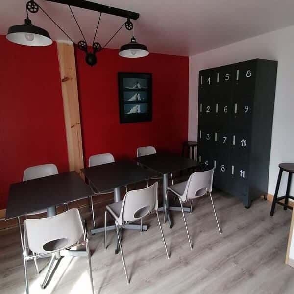 Cuisine équipée pour les clients avec plan de travail et ustensiles