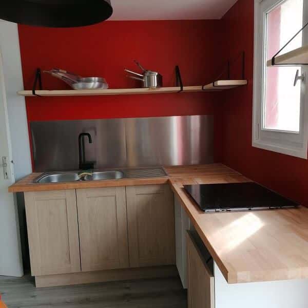 Cuisine commune avec four, plaques et ustensiles