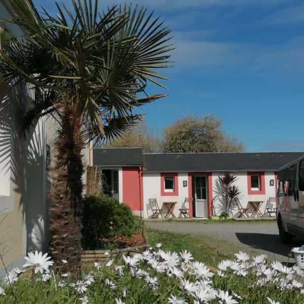 Vue extérieure du Relais Côtier, montrant l'entrée principale et le jardin