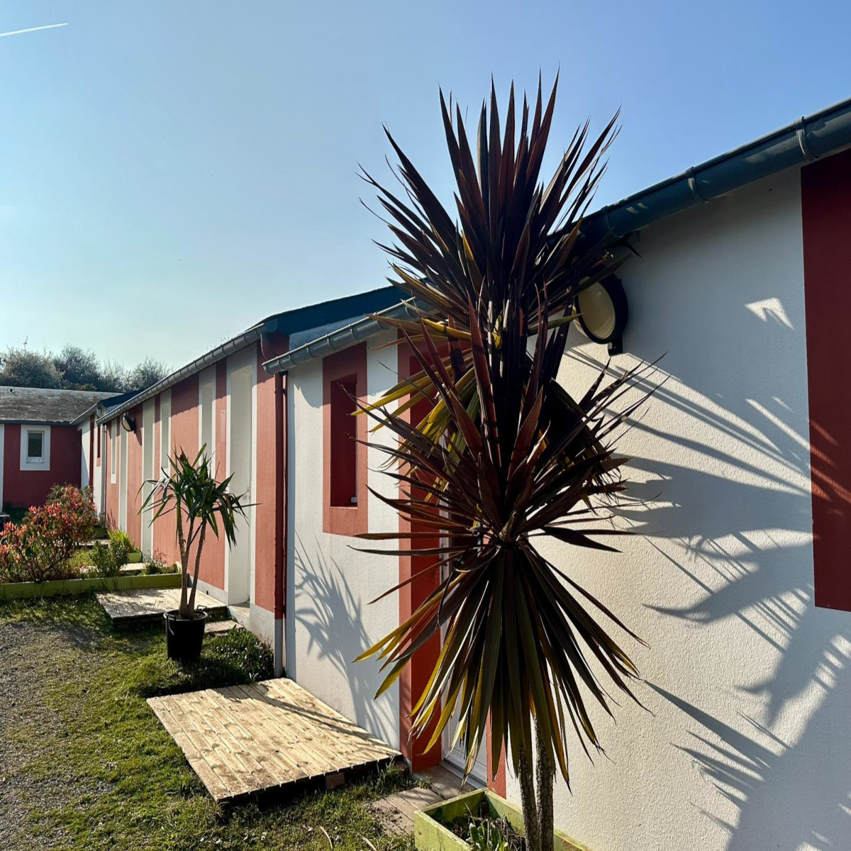 Terrasse ensoleillée du Relais Côtier avec tables et chaises