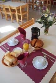 Petit-déjeuner copieux avec viennoiseries, pain frais et boissons chaudes