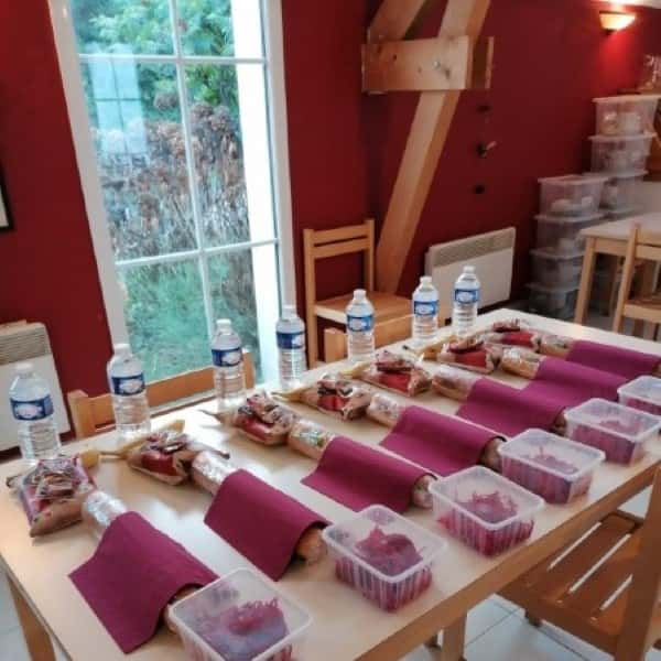 Pique-nique complet avec sandwich, chips, dessert et bouteille d'eau