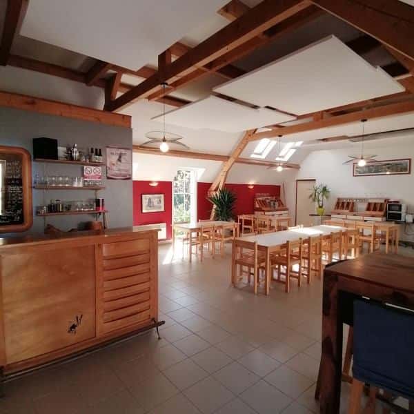 Salle à manger spacieuse avec tables et chaises