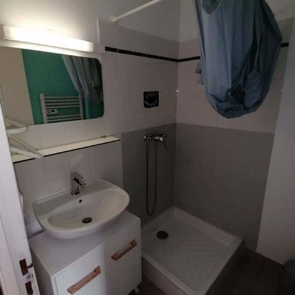 Salle de bain moderne avec douche et lavabo