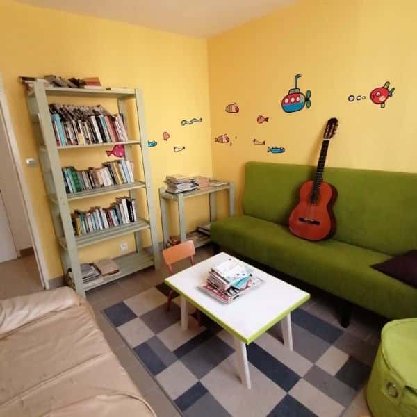 Salle de jeux avec tables de jeux et espace de détente
