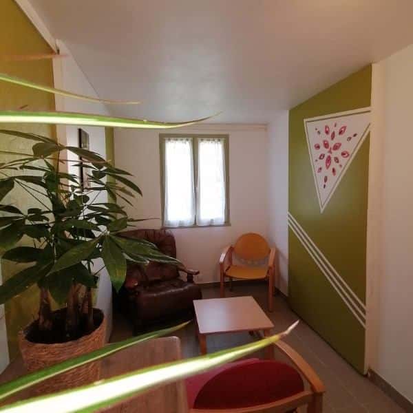 Salle de lecture calme avec fauteuils et bibliothèque