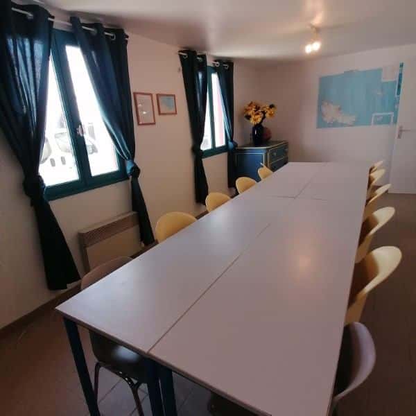 Salle de réunion avec table et chaises